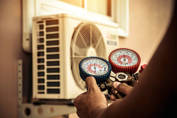 Professional Hvac technician working in Clermont, FL